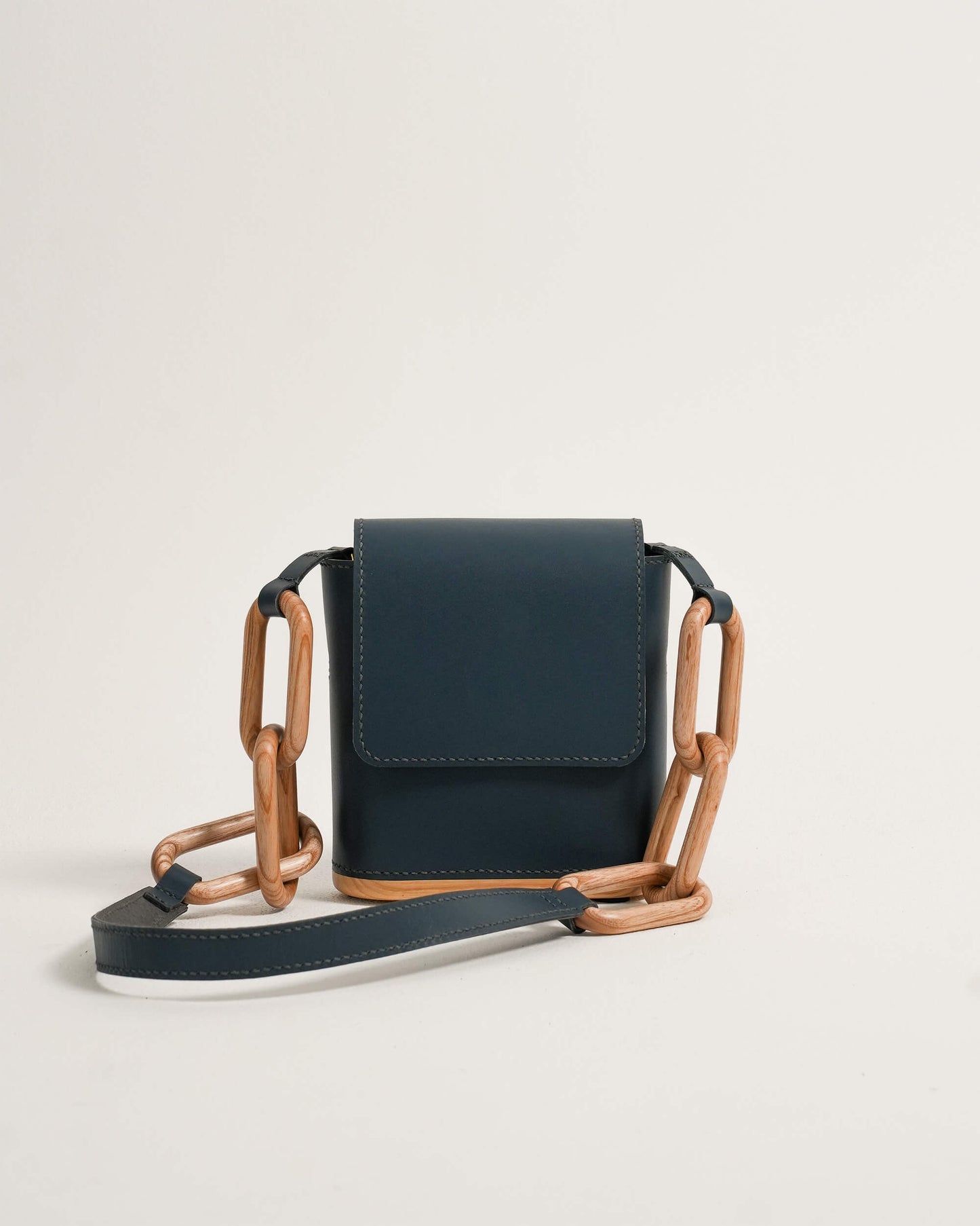 The Chain Wooden Bag - Navy