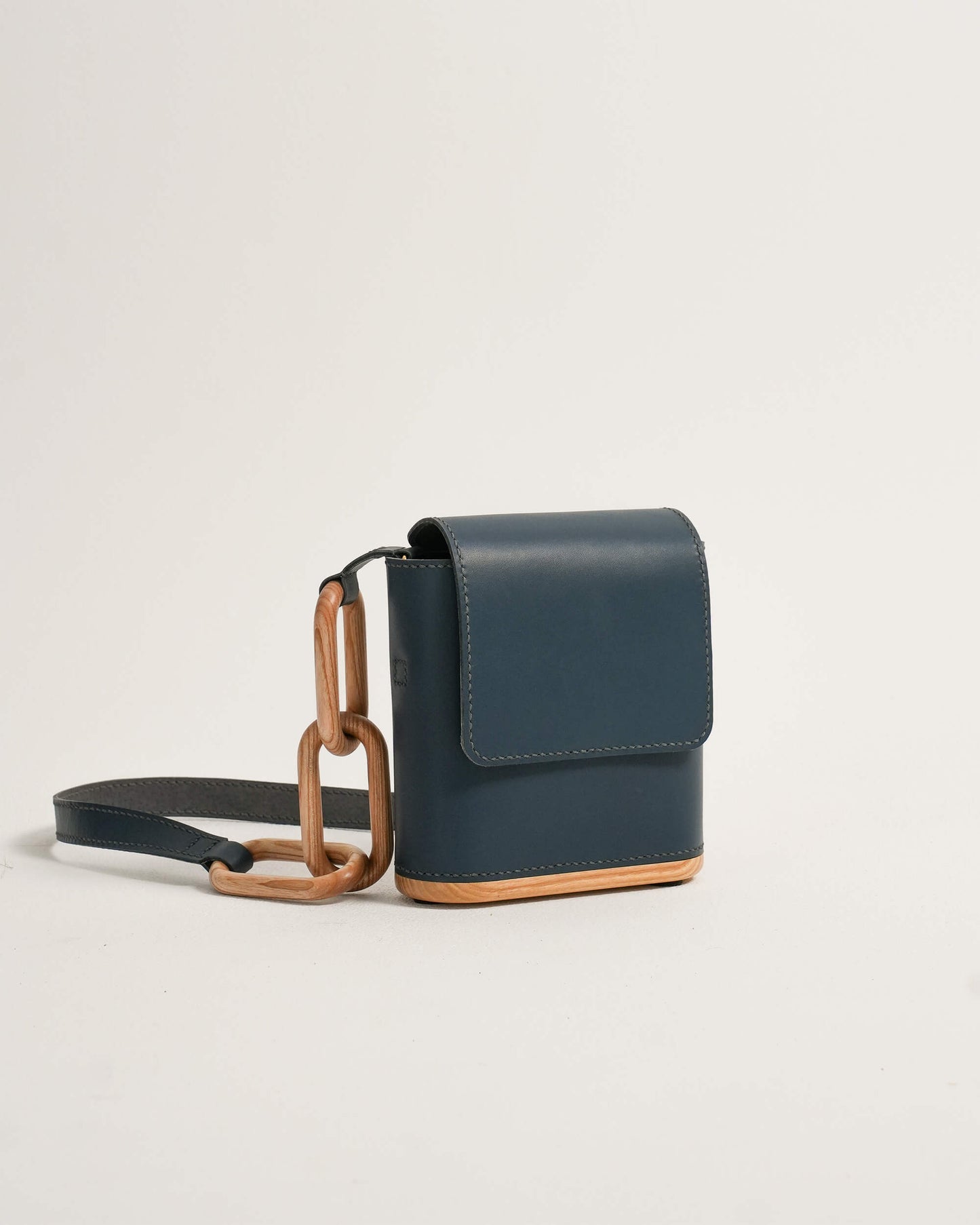 The Chain Wooden Bag - Navy